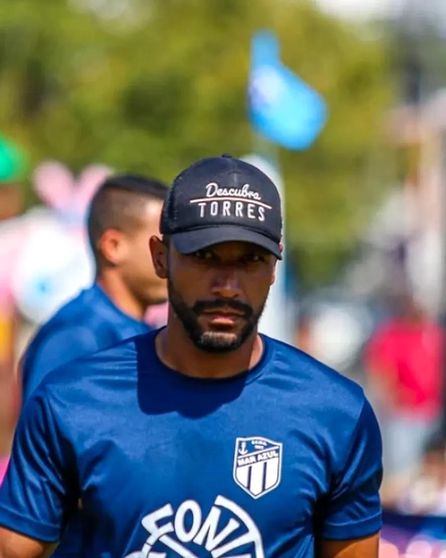 Jéfferson Luis, o JT10, de boné e camisa azul em dia de jogo